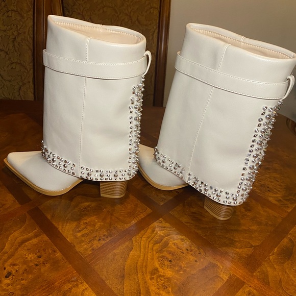 Elegant Cream Ankle Boots with Rhinestone Detailing - Picture 6 of 12